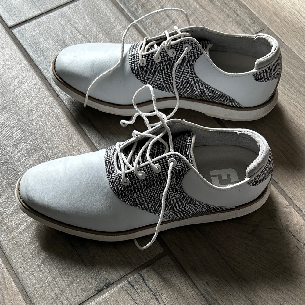 Stylish Women's White and Gray Golf Shoes - Picture 4 of 8